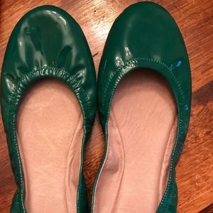 💚 Patent green flats